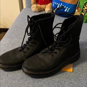 men’s Dr. Martens black lace up ankle boot